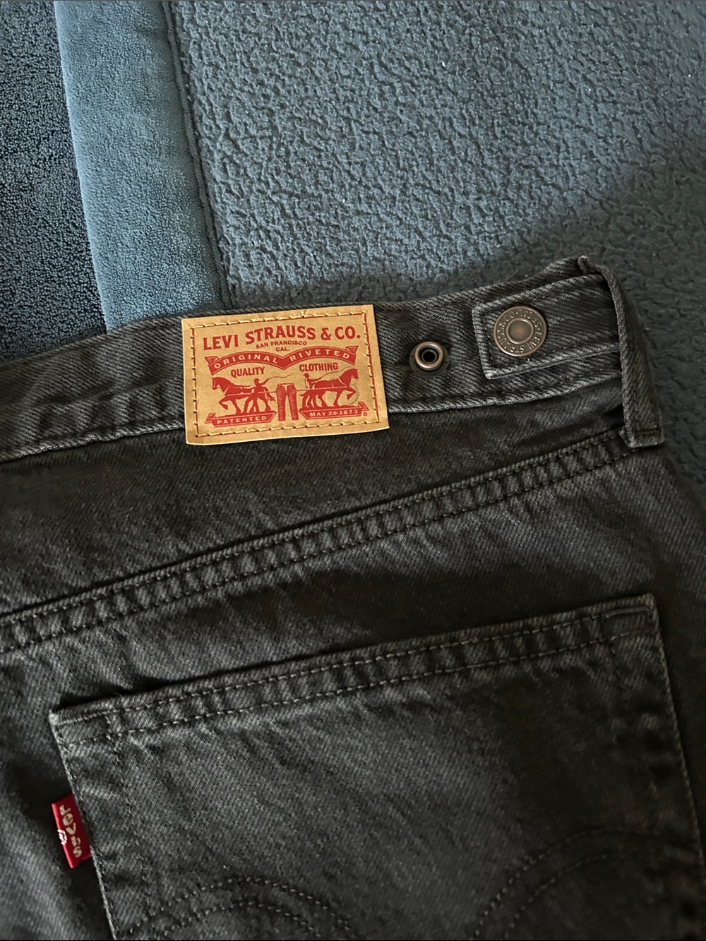 Levi's 33x31 Cinch Baggy with cute cinch buttons on both sides for a tighter fit